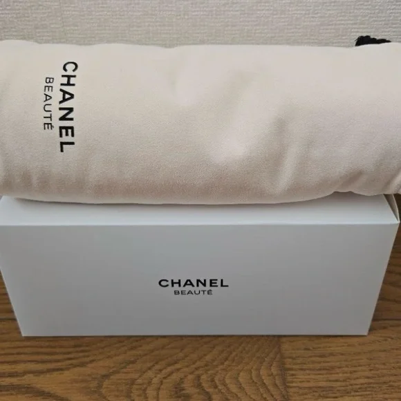 NEW Chanel Beauté cream Travel throw blanket - Picture 2 of 9